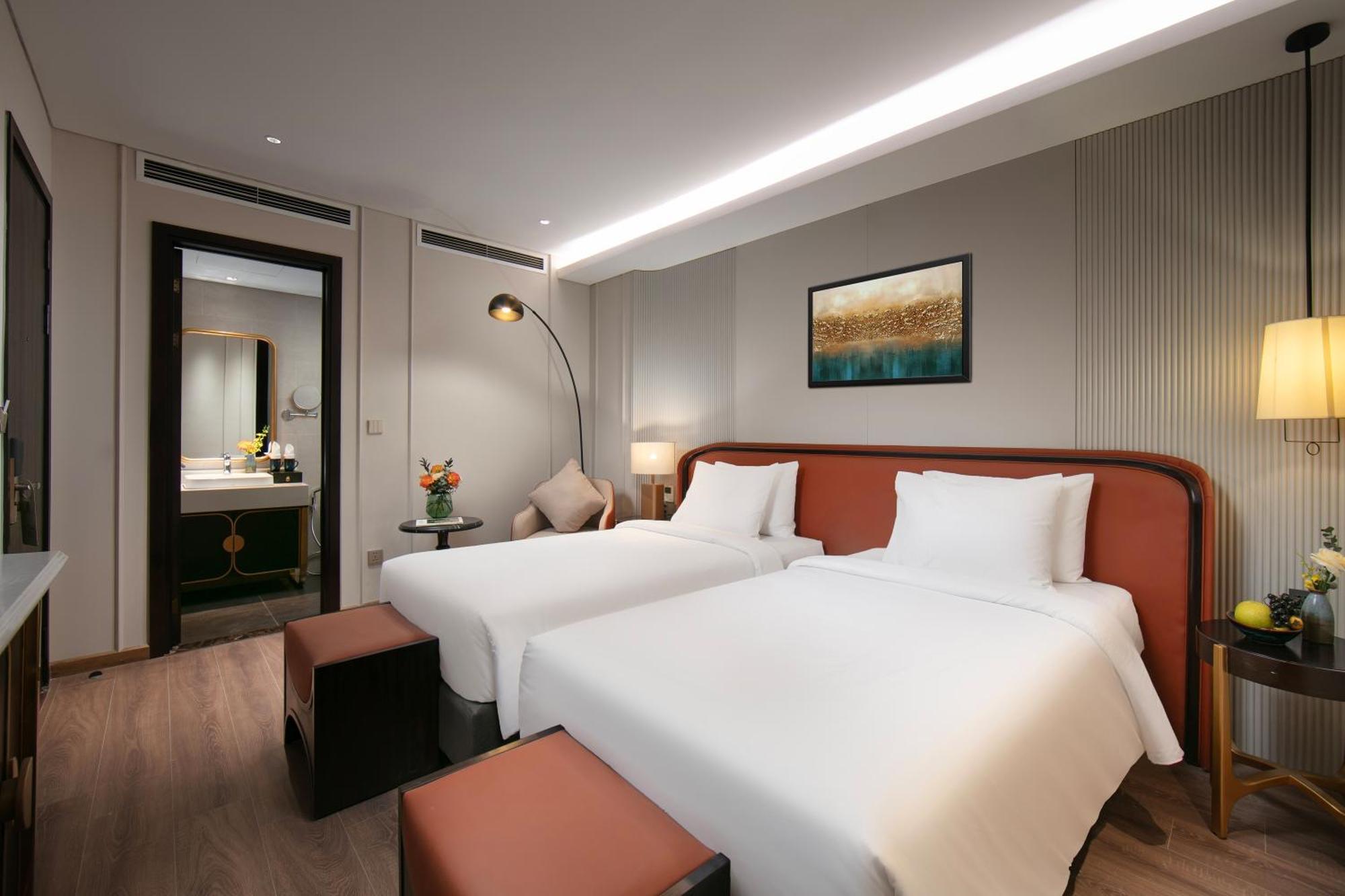 Le Premier Hotel & Rooftop Bar ハノイ市 エクステリア 写真