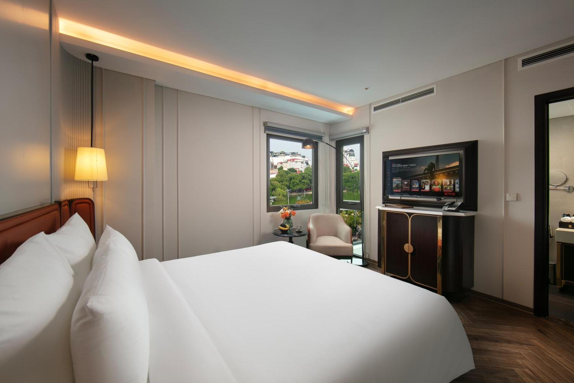 Le Premier Hotel & Rooftop Bar ハノイ市 エクステリア 写真