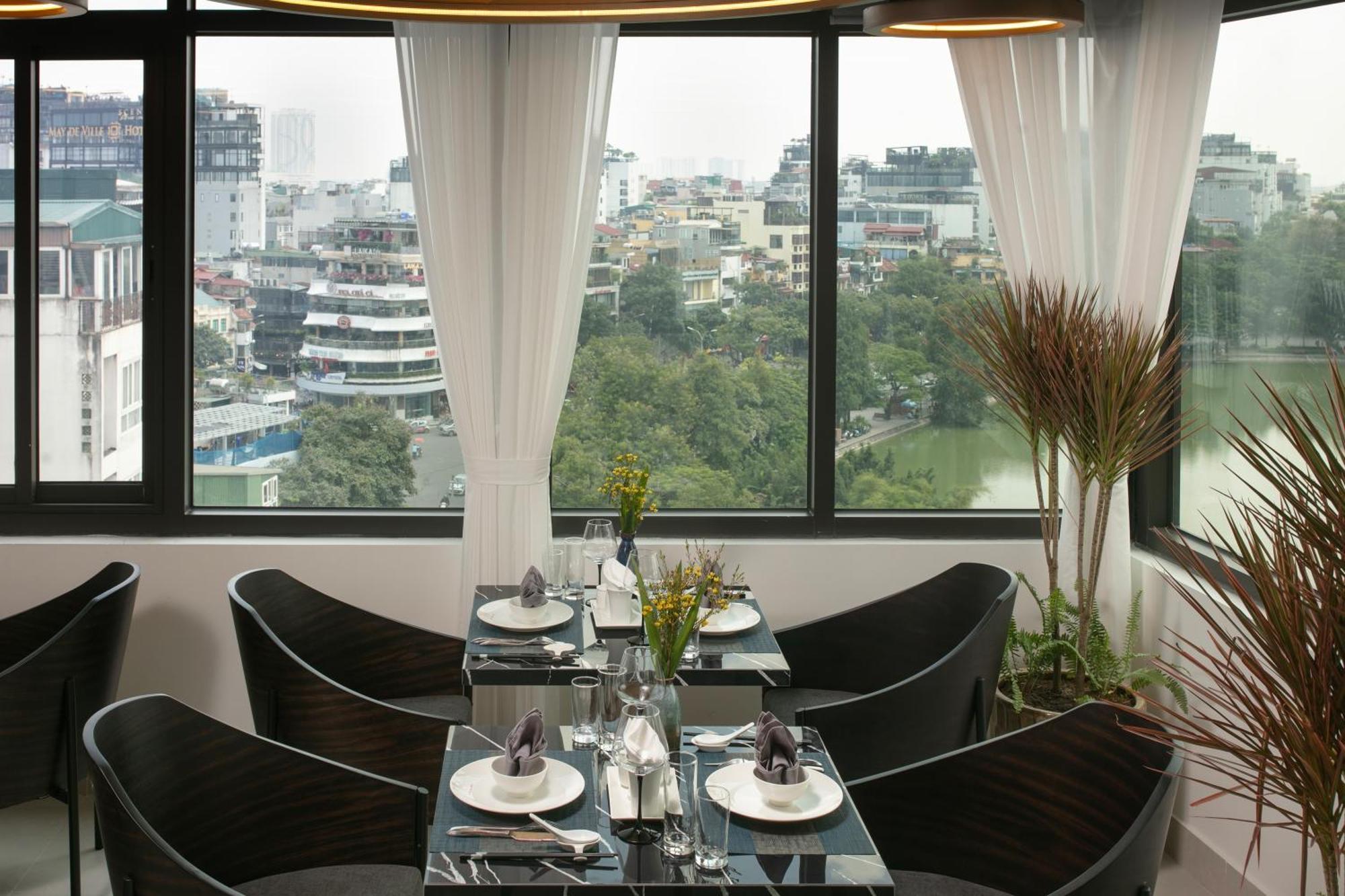 Le Premier Hotel & Rooftop Bar ハノイ市 エクステリア 写真