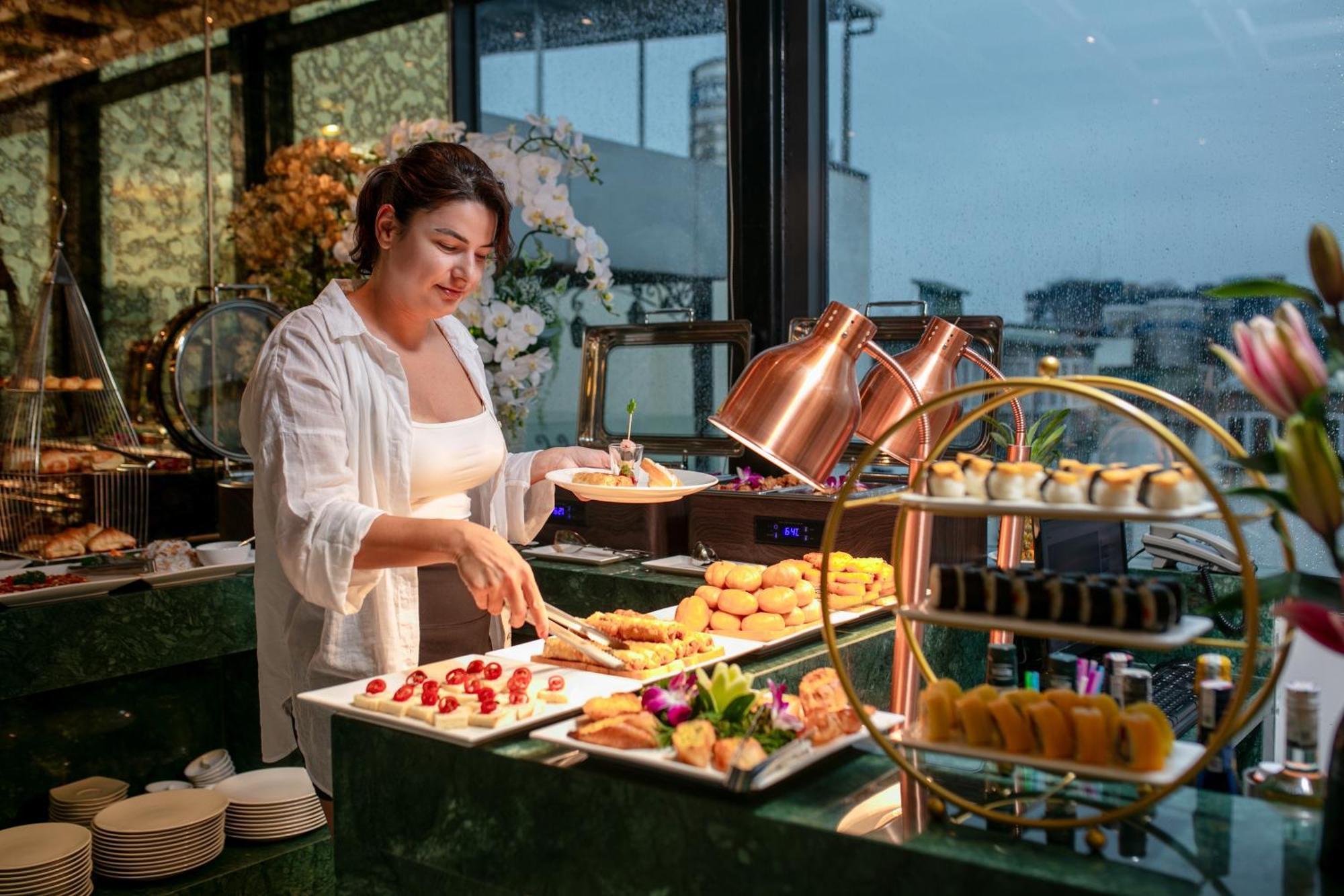 Le Premier Hotel & Rooftop Bar ハノイ市 エクステリア 写真