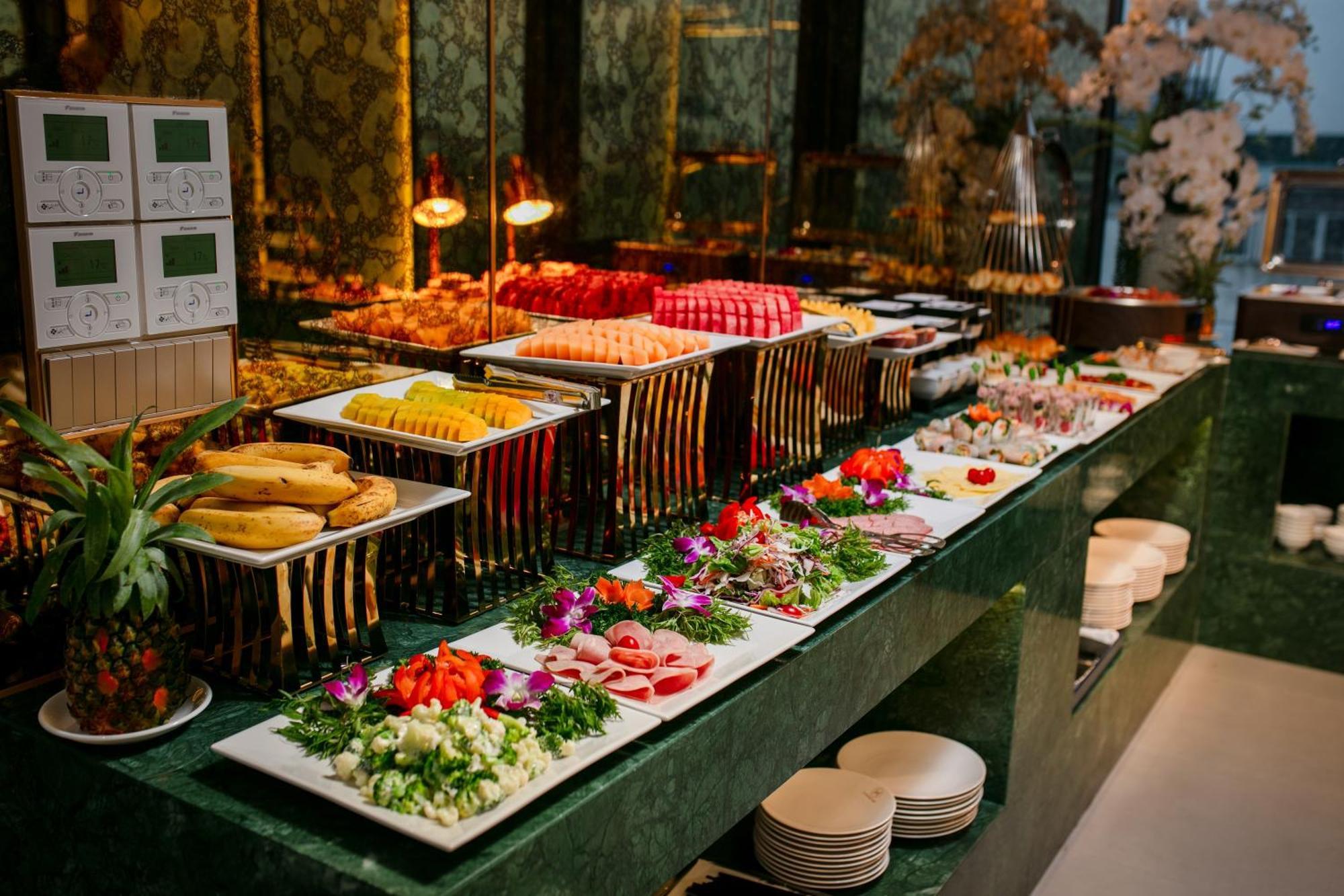 Le Premier Hotel & Rooftop Bar ハノイ市 エクステリア 写真
