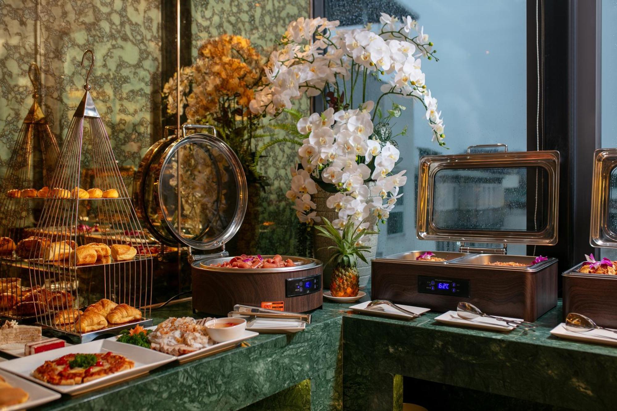 Le Premier Hotel & Rooftop Bar ハノイ市 エクステリア 写真