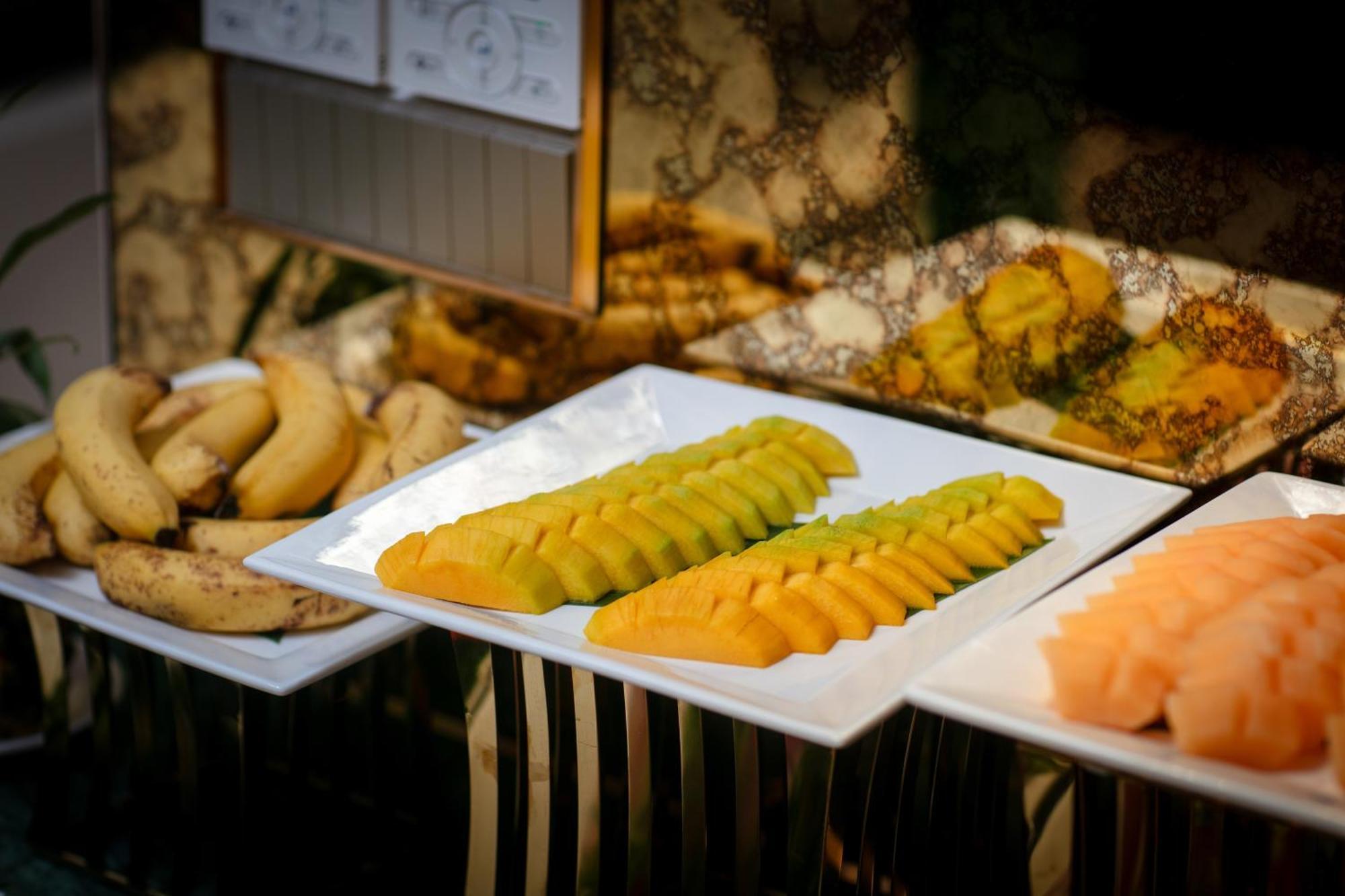 Le Premier Hotel & Rooftop Bar ハノイ市 エクステリア 写真