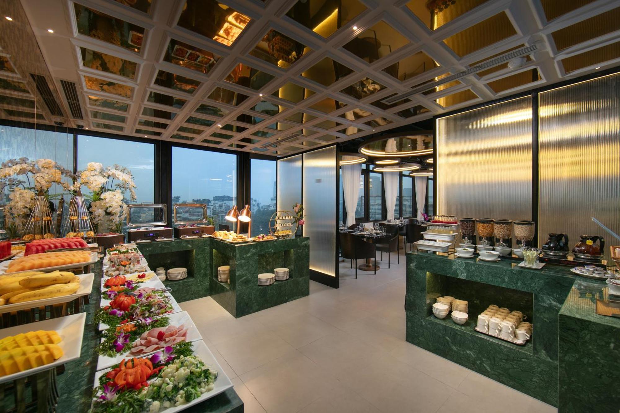 Le Premier Hotel & Rooftop Bar ハノイ市 エクステリア 写真