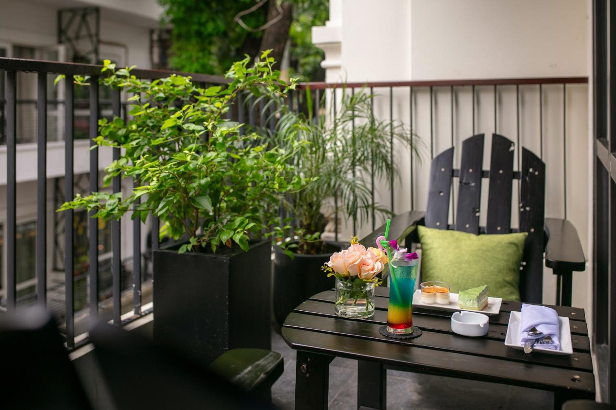 Le Premier Hotel & Rooftop Bar ハノイ市 エクステリア 写真