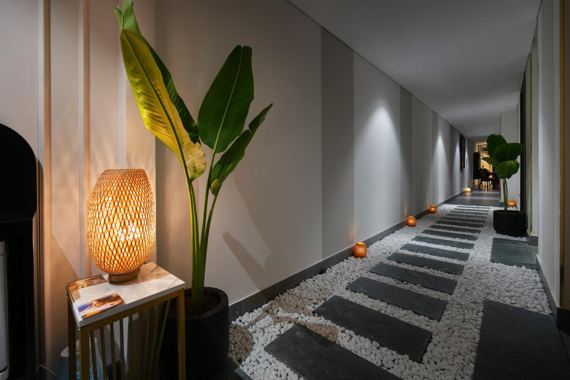 Le Premier Hotel & Rooftop Bar ハノイ市 エクステリア 写真