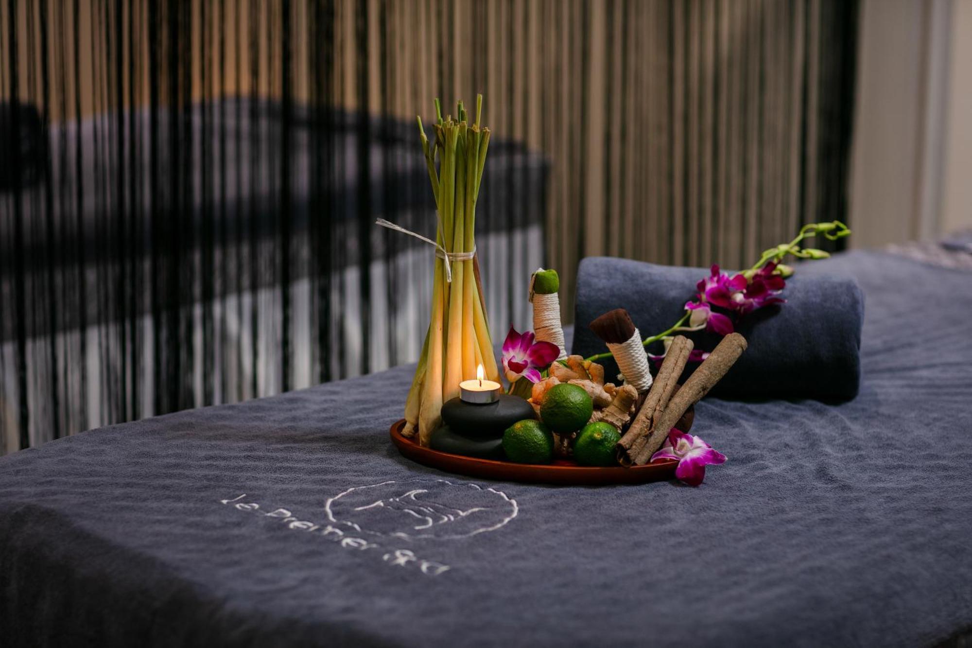 Le Premier Hotel & Rooftop Bar ハノイ市 エクステリア 写真