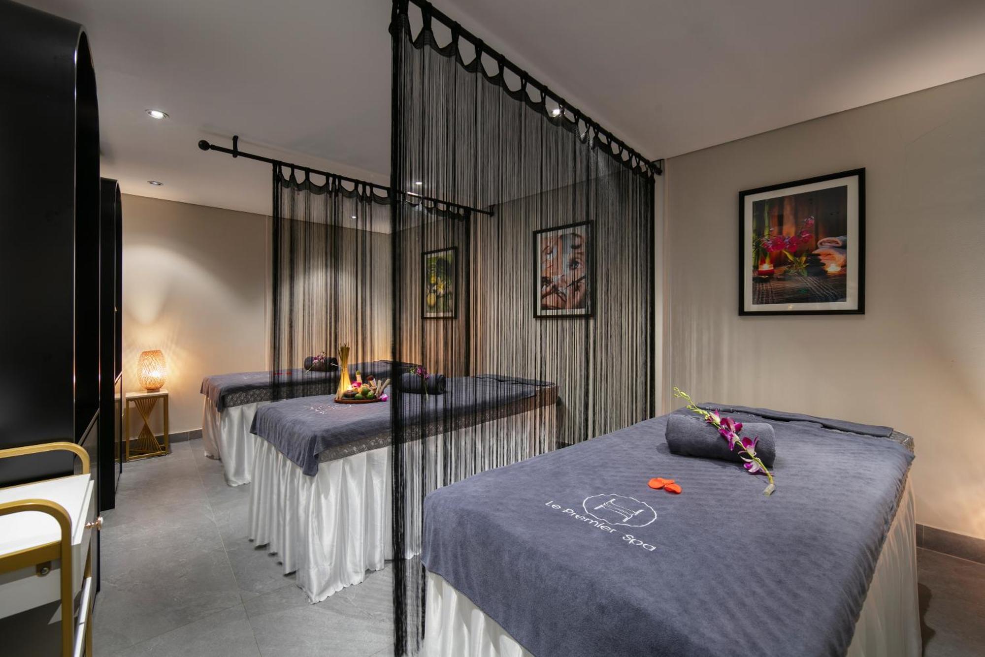 Le Premier Hotel & Rooftop Bar ハノイ市 エクステリア 写真