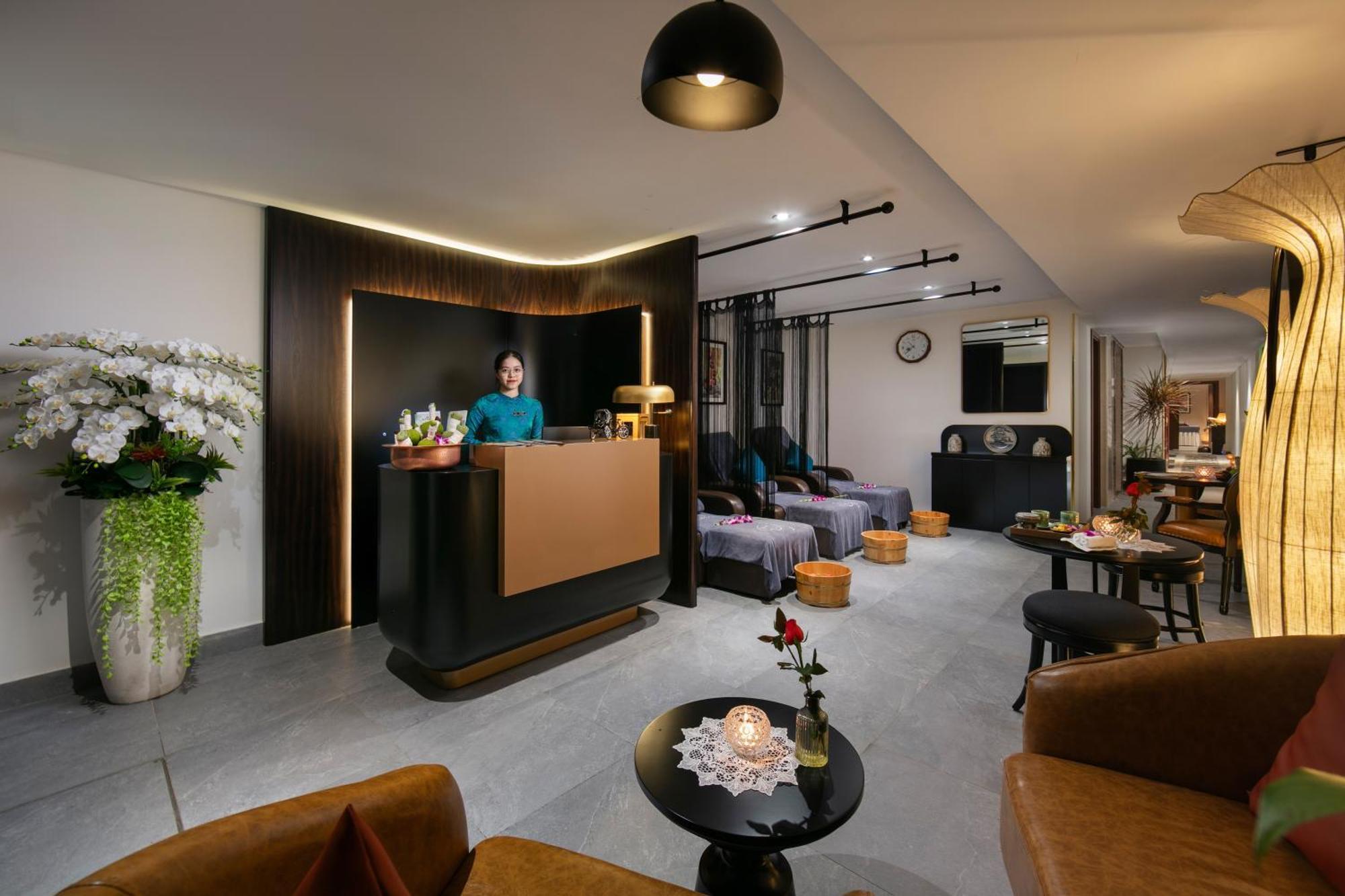 Le Premier Hotel & Rooftop Bar ハノイ市 エクステリア 写真