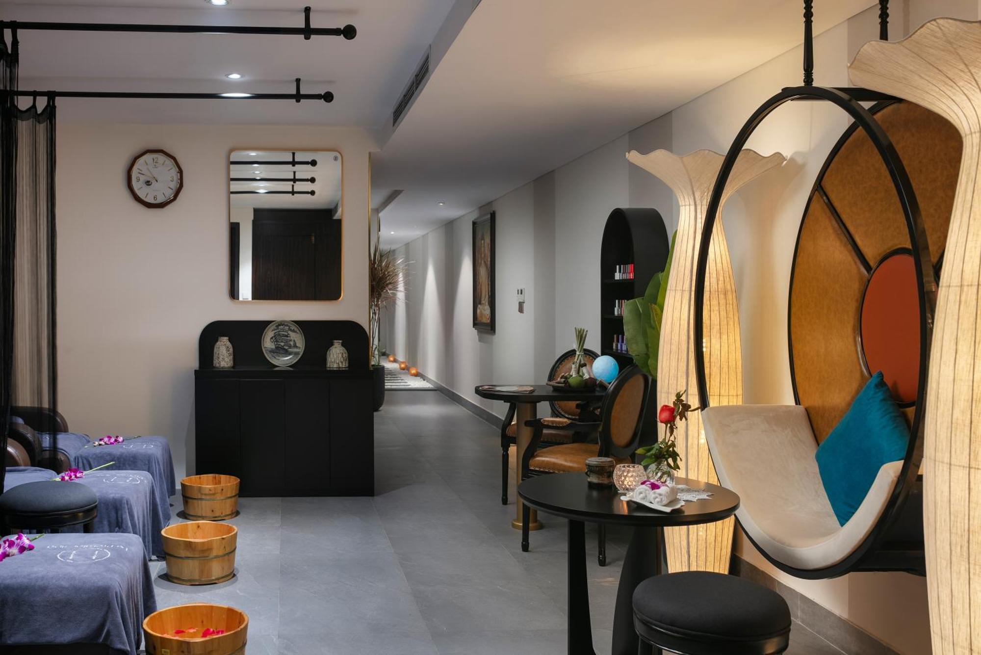 Le Premier Hotel & Rooftop Bar ハノイ市 エクステリア 写真