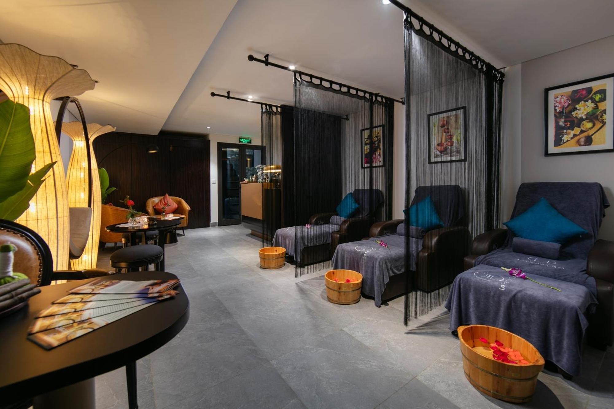 Le Premier Hotel & Rooftop Bar ハノイ市 エクステリア 写真