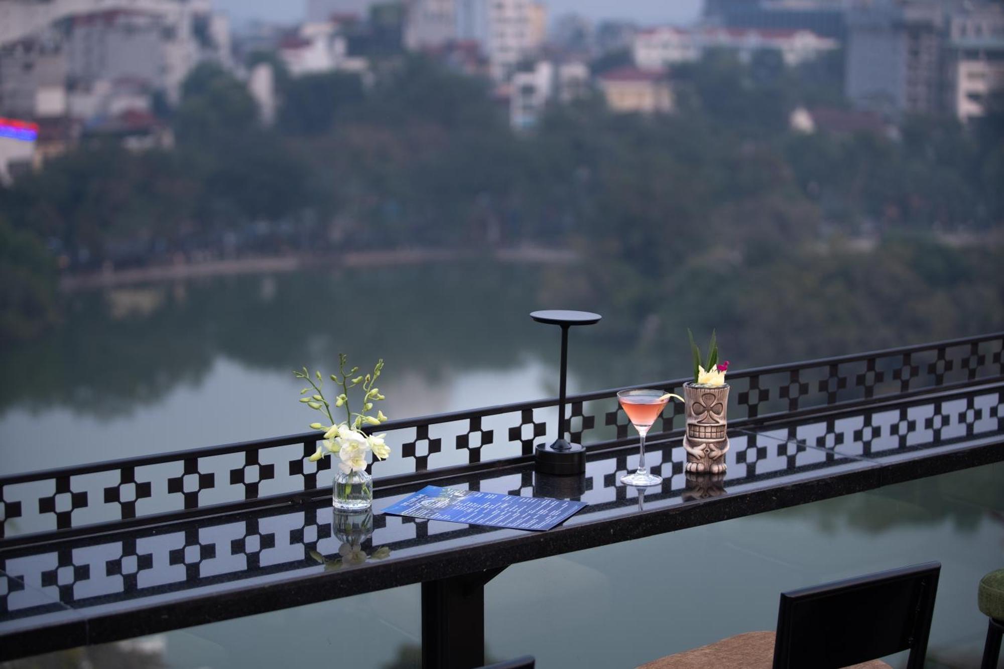 Le Premier Hotel & Rooftop Bar ハノイ市 エクステリア 写真