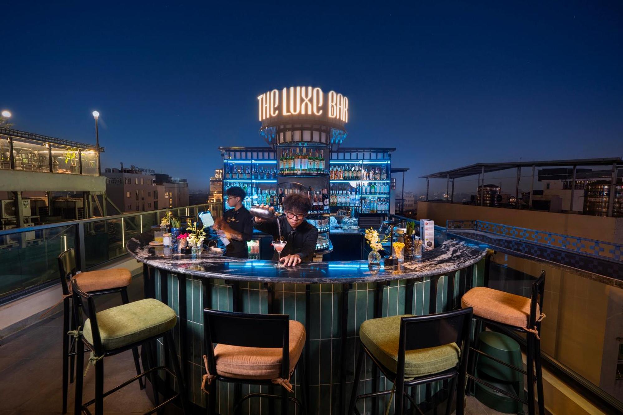 Le Premier Hotel & Rooftop Bar ハノイ市 エクステリア 写真