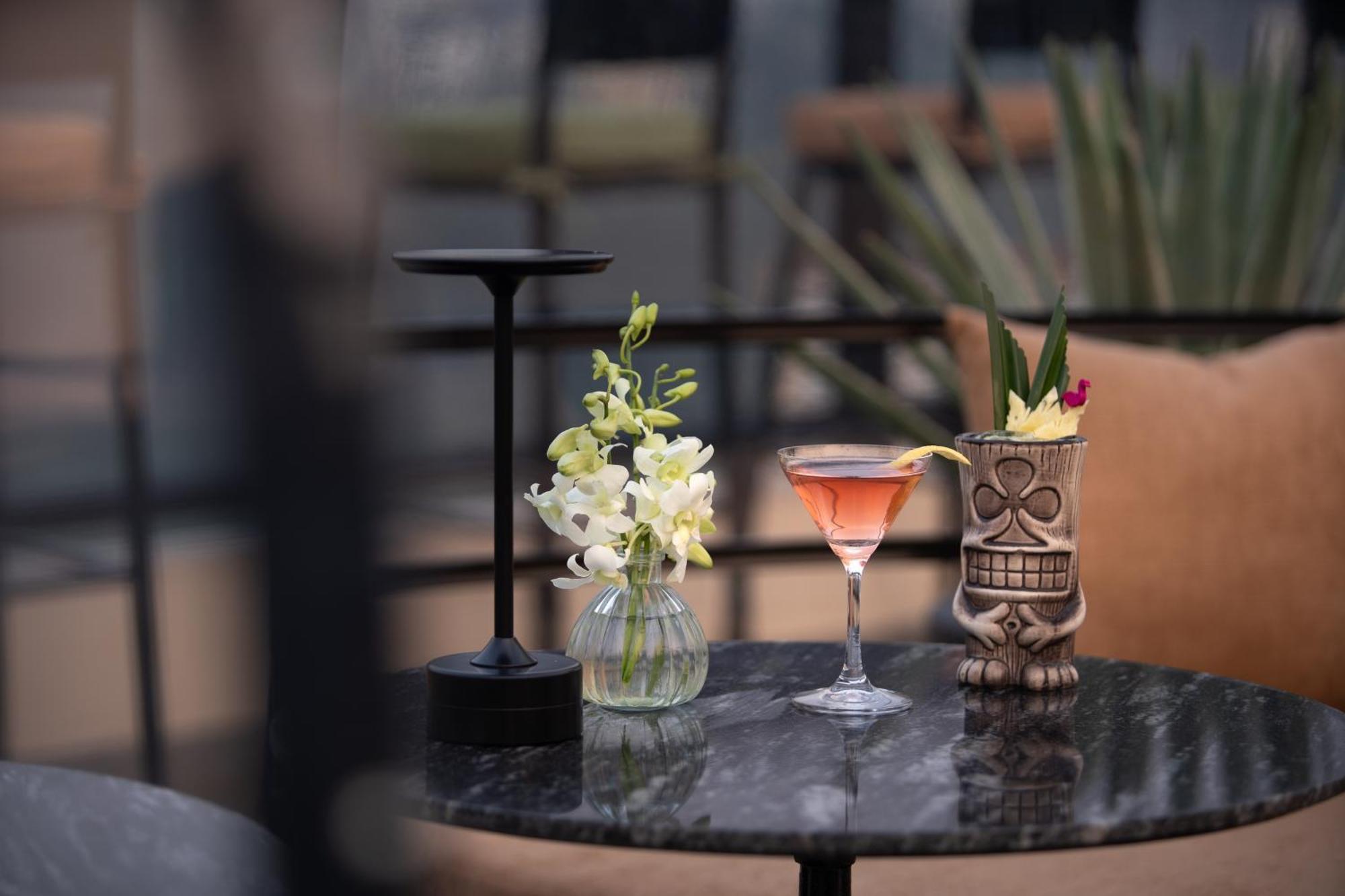 Le Premier Hotel & Rooftop Bar ハノイ市 エクステリア 写真